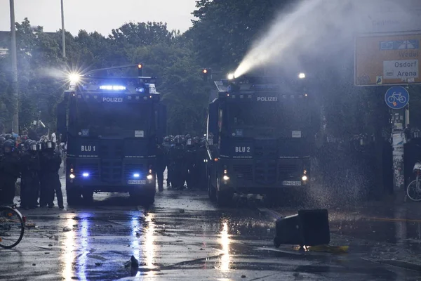 2017年7月7日在德国汉堡参加20国集团峰会抗议的警察和示威者之间的紧张关系 — 图库照片