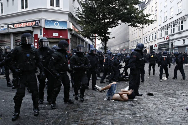 Ένταση Μεταξύ Της Αστυνομίας Και Των Διαδηλωτών Που Παρευρίσκονται Διαμαρτυρία — Φωτογραφία Αρχείου