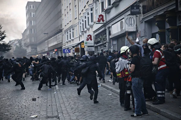 Tensão Entre Polícia Manifestantes Que Comparecem Protesto Contra Cúpula Hamburgo — Fotografia de Stock