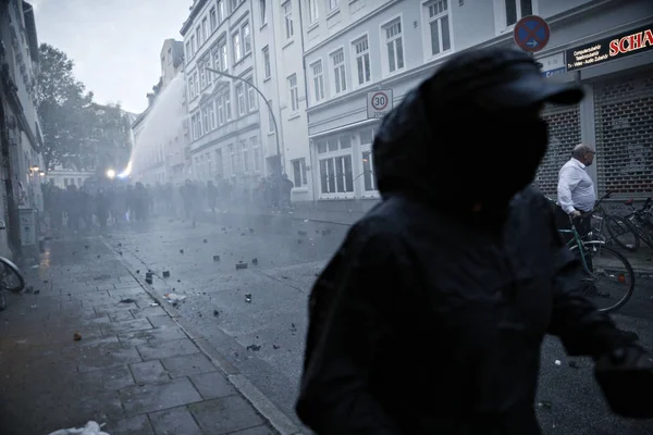 Tensão Entre Polícia Manifestantes Que Comparecem Protesto Contra Cúpula Hamburgo — Fotografia de Stock