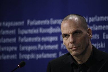 Greeces eski Maliye Bakanı yanis Varoufakis, Alman MEP Fabio de Masi (gue/NGL) ile basın konferansı, Brüksel 'deki ECB 'ye hayati bir bilgi özgürlüğü talebi dosyalama duyurdu, Mart 'ta Belçika 8, 2017 