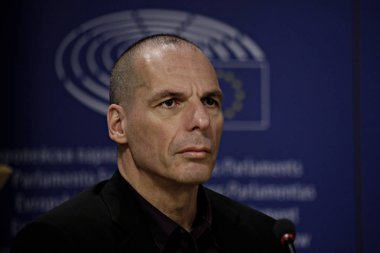 Greeces eski Maliye Bakanı yanis Varoufakis, Alman MEP Fabio de Masi (gue/NGL) ile basın konferansı, Brüksel 'deki ECB 'ye hayati bir bilgi özgürlüğü talebi dosyalama duyurdu, Mart 'ta Belçika 8, 2017 