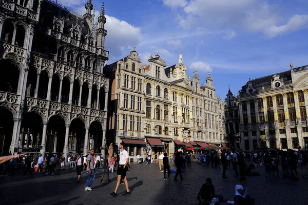 2019年7月21日 游客在比利时布鲁塞尔大广场散步 — 图库照片