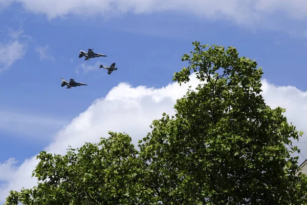 Askeri Jets Brüksel Belçika Ulusal Günü Kraliyet Sarayı Üzerinde Uçmak — Stok fotoğraf