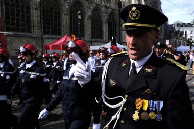 Yangın Akademisi öğrencileri Brüksel 'de Belçika ulusal gününde bir askeri geçit töreni sırasında performans, Belçika 21 Temmuz 2019.