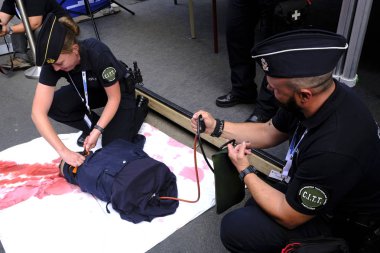 Bir polis, Brüksel 'de bir gösteri sırasında teknik kullanım turnike stop kanama kolu açıklar, Belçika 21 Temmuz 2019.