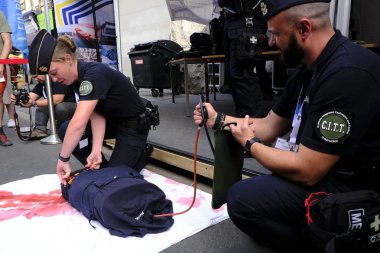 Bir polis, Brüksel 'de bir gösteri sırasında teknik kullanım turnike stop kanama kolu açıklar, Belçika 21 Temmuz 2019.