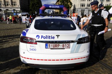 Brüksel 'de Belçika ulusal gününde festivaller sırasında bir polis devriye arabası, Belçika 21 Temmuz 2019
