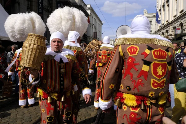 Artister Klädda Som Gilles Äldsta Och Främsta Deltagarna Carnival Binche — Stockfoto