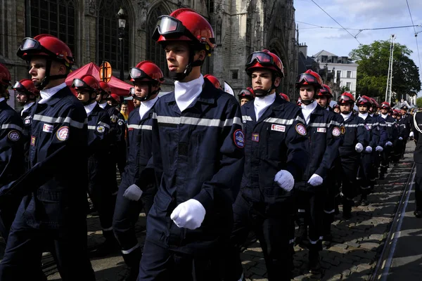 Studenti Hasičské Akademie Provádějí Během Vojenské Přehlídce Belgickém Národním Dni — Stock fotografie