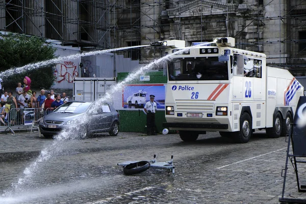 2019年7月21日 ベルギー ブリュッセルで開催されるベルギー国民の日のお祭りの間に警察の水砲のデモンストレーション — ストック写真