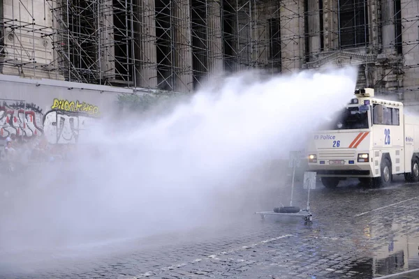 2019年7月21日 ベルギー ブリュッセルで開催されるベルギー国民の日のお祭りの間に警察の水砲のデモンストレーション — ストック写真