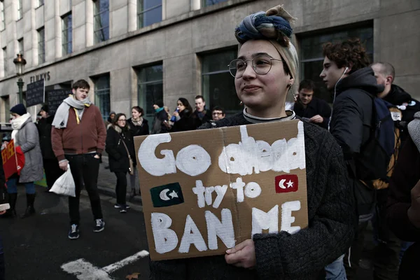 Aktivisten nehmen an einer Protestaktion gegen die Einwanderungspolitik von Präsident Donald Trump am 12. Februar 2017 vor der US-Botschaft in Brüssel teil. — Stockbild Belgien - uns - Trumpf - Politik - Protest — Stockfoto