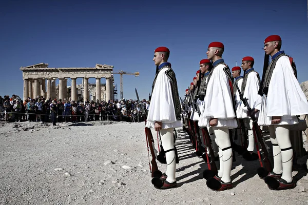 Greek Presidential Guards Stand Front Parthenon Temple Atop Acropolis Hill — Stock Photo, Image