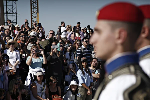 Guardas Presidenciais Gregos Ficam Frente Templo Partenon Topo Colina Acrópole — Fotografia de Stock