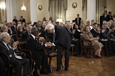 Kofi Annan, Eski Birleşmiş Milletler Genel Sekreteri ve Kofi Annan Vakfı Başkanı ve Helenik Cumhuriyet Başkanı Prokopis Pavlopoulos, Atina 'daki Atina demokrasi Forumu sırasında, Yunanistan Eylül 13, 2017