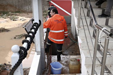 Nea Peramos, Kuzeybatı Atina, Yunanistan Kasım 16, 2017 yılında flaş sel aşağıdaki sular altında bir sokak