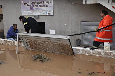 Nea Peramos, Kuzeybatı Atina, Yunanistan Kasım 16, 2017 yılında flaş sel aşağıdaki sular altında bir sokak