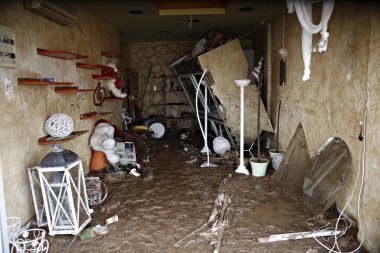 Nea Peramos, Kuzeybatı Atina, Yunanistan Kasım 16, 2017 yılında flaş sel aşağıdaki sular altında bir sokak