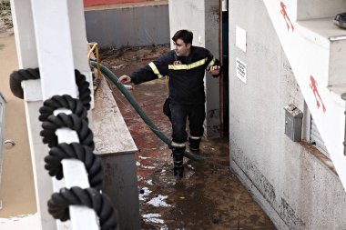 Nea Peramos, Kuzeybatı Atina, Yunanistan Kasım 16, 2017 yılında flaş sel aşağıdaki sular altında bir sokak