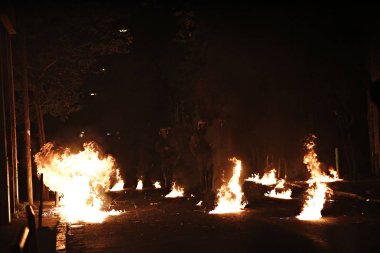 Aktivistler Molotof kokteyller atmak ve Politeknik yıldönümü ralli sonra isyan polisi ile çatışmalar sırasında yangınlar ayarlamak, Atina 'da, Nov. 17, 2017 