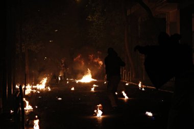 Aktivistler Molotof kokteyller atmak ve Politeknik yıldönümü ralli sonra isyan polisi ile çatışmalar sırasında yangınlar ayarlamak, Atina 'da, Nov. 17, 2017 