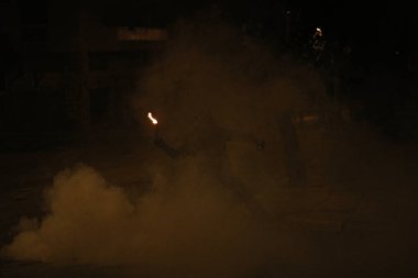 Aktivistler Molotof kokteyller atmak ve Politeknik yıldönümü ralli sonra isyan polisi ile çatışmalar sırasında yangınlar ayarlamak, Atina 'da, Nov. 17, 2017 