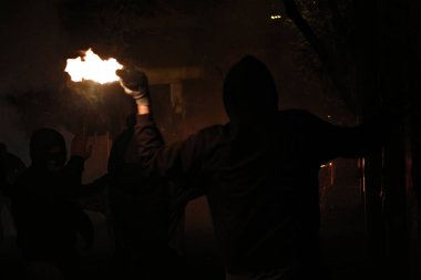 Aktivistler Molotof kokteyller atmak ve Politeknik yıldönümü ralli sonra isyan polisi ile çatışmalar sırasında yangınlar ayarlamak, Atina 'da, Nov. 17, 2017 