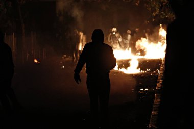 Aktivistler Molotof kokteyller atmak ve Politeknik yıldönümü ralli sonra isyan polisi ile çatışmalar sırasında yangınlar ayarlamak, Atina 'da, Nov. 17, 2017 