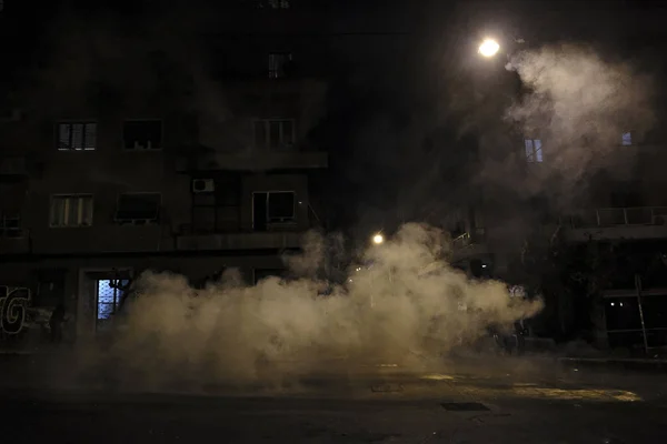 活動家は 2017年11月17日にアテネで行われたポリテクニック記念集会の後 モロトフ コクテールを投げ 機動隊との衝突の間に火をつけた — ストック写真
