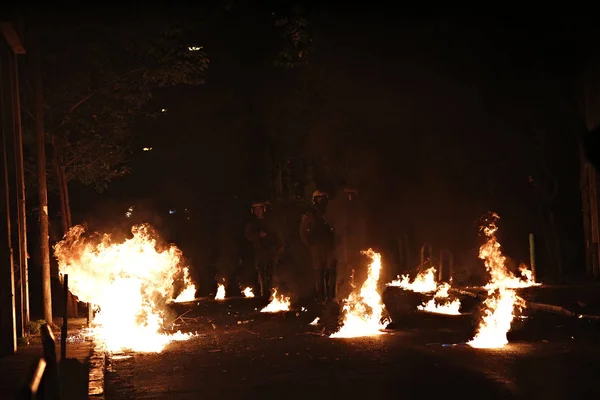 2017年11月17日 在雅典举行的理工学院周年集会后 活动人士在与防暴警察发生冲突时投掷摩洛托夫辫子并放火 — 图库照片