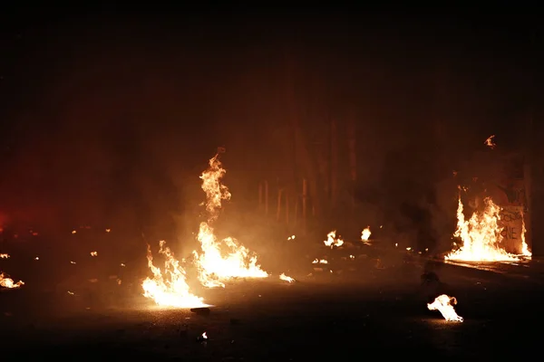 Gli Attivisti Lanciano Coccodrilli Molotov Appiccano Incendi Durante Gli Scontri — Foto Stock
