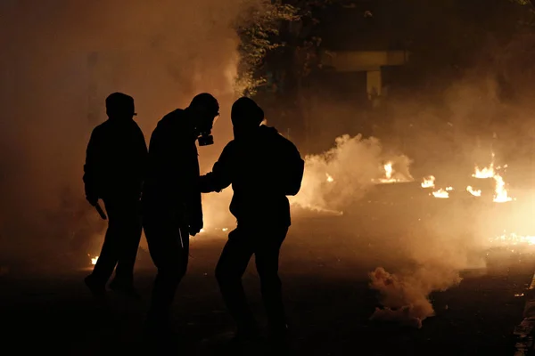 Activisten Gooien Molotov Cocktails Zetten Branden Tijdens Botsingen Met Oproerpolitie — Stockfoto