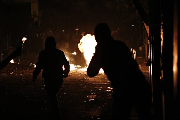 Aktivister Kasta Molotov Coctails Och Sätta Bränder Sammandrabbningar Med Kravallpolis — Stockfoto