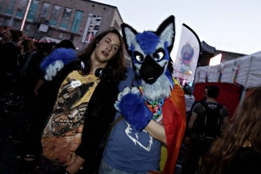 Katılımcılar 20 Mayıs 2017 tarihinde Brüksel Belçika 'da Belçikalı Gay Pride geçit töreninde yürüyüş yapıyor