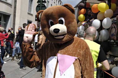 Katılımcılar 20 Mayıs 2017 tarihinde Brüksel Belçika 'da Belçikalı Gay Pride geçit töreninde yürüyüş yapıyor