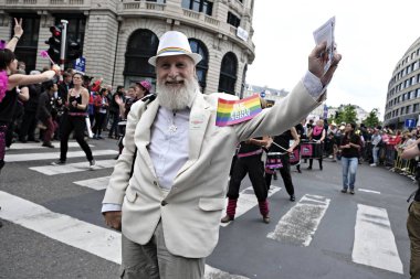 Katılımcılar 20 Mayıs 2017 tarihinde Brüksel Belçika 'da Belçikalı Gay Pride geçit töreninde yürüyüş yapıyor