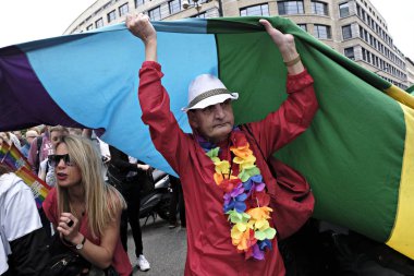 Katılımcılar 20 Mayıs 2017 tarihinde Brüksel Belçika 'da Belçikalı Gay Pride geçit töreninde yürüyüş yapıyor