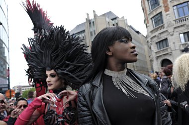 Katılımcılar 20 Mayıs 2017 tarihinde Brüksel Belçika 'da Belçikalı Gay Pride geçit töreninde yürüyüş yapıyor