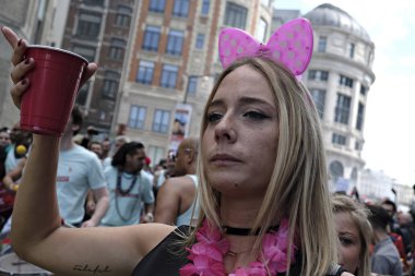 Katılımcılar 20 Mayıs 2017 tarihinde Brüksel Belçika 'da Belçikalı Gay Pride geçit töreninde yürüyüş yapıyor