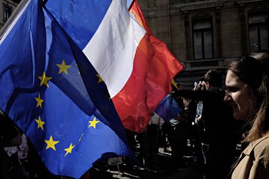 Katılımcılar 20 Mayıs 2017 tarihinde Brüksel Belçika 'da Belçikalı Gay Pride geçit töreninde yürüyüş yapıyor