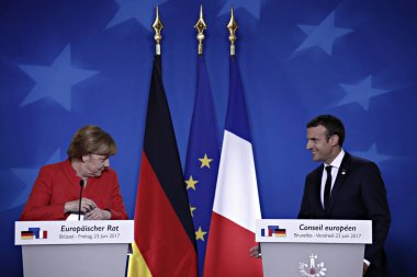 Almanya Başbakanı Angela Merkel, sol, ve Fransız Cumhurbaşkanı Emmanuel Macron Brüksel 'de bir AB Zirvesi 'nde medya adresi, Haziran 'da Belçika 23, 2017. 