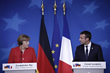 Almanya Başbakanı Angela Merkel, sol, ve Fransız Cumhurbaşkanı Emmanuel Macron Brüksel 'de bir AB Zirvesi 'nde medya adresi, Haziran 'da Belçika 23, 2017. 
