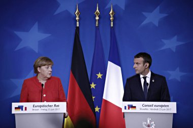 Almanya Başbakanı Angela Merkel, sol, ve Fransız Cumhurbaşkanı Emmanuel Macron Brüksel 'de bir AB Zirvesi 'nde medya adresi, Haziran 'da Belçika 23, 2017. 