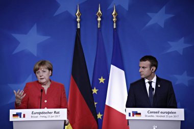 Almanya Başbakanı Angela Merkel, sol, ve Fransız Cumhurbaşkanı Emmanuel Macron Brüksel 'de bir AB Zirvesi 'nde medya adresi, Haziran 'da Belçika 23, 2017. 