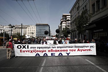Protestocular, 7 Nisan 'da Yunanistan 'ın Atina 'da saldırı hakkı olan çalışanları kısıtlayacak olan planlanan hükümet reformlarına karşı gösterime yer alır, 2016