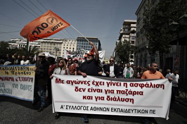 Protestocular, 7 Nisan 'da Yunanistan 'ın Atina 'da saldırı hakkı olan çalışanları kısıtlayacak olan planlanan hükümet reformlarına karşı gösterime yer alır, 2016