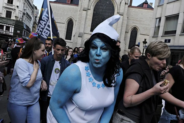 Συμμετέχοντες Προελαύνουν Κατά Διάρκεια Της Παρέλασης Γκέι Υπερηφάνειας Στις Βρυξέλλες — Φωτογραφία Αρχείου