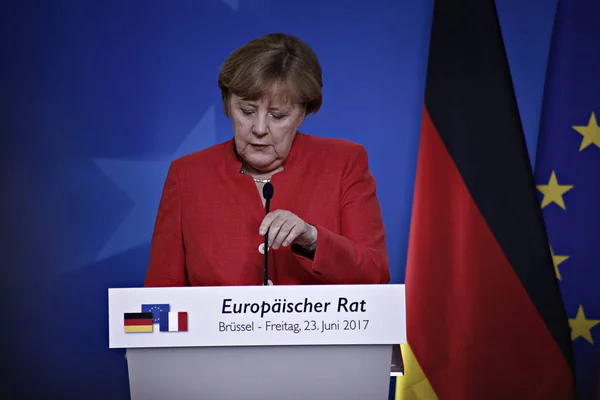 Canciller Alemana Angela Merkel Izquierda Presidente Francés Emmanuel Macron Dirigen —  Fotos de Stock