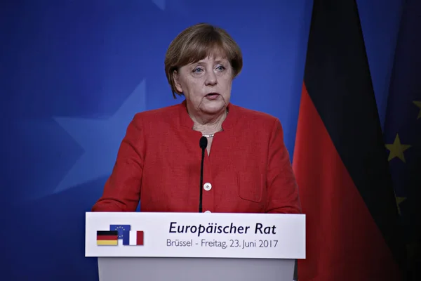 Niemiecka Kanclerz Angela Merkel Lewej Prezydent Francji Emmanuel Macron Przemawiać — Zdjęcie stockowe